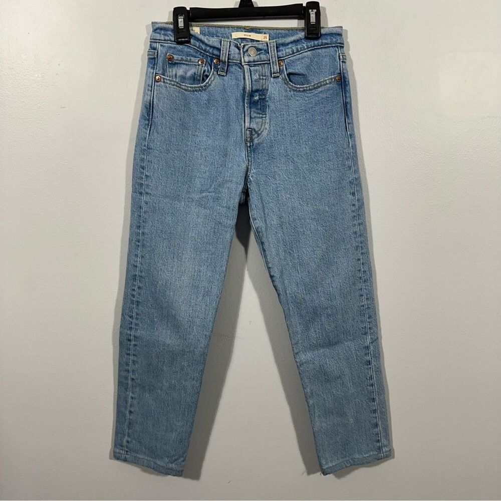 Levi’s Wedgie Jeans Womens 25 High Rise Tapered Leg Button Fly Light Wash